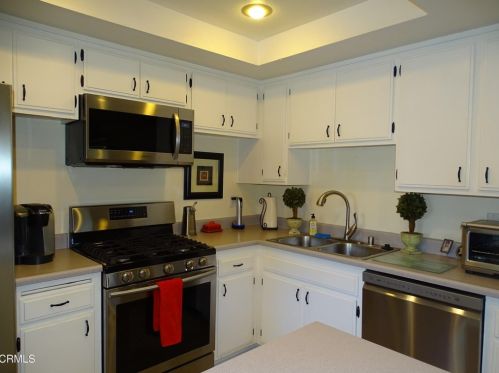 704 Holly Ave, Oxnard CA 93036-1907 exterior