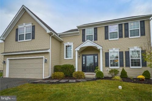 306 Summer Grove Ln, Pottstown, PA 19464-1758