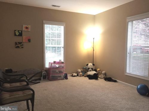 2559 Logan Wood Dr, Herndon VA  20171-4481 exterior