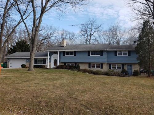 1902 Crestwood Dr, Caledonia, WI 53108-9719