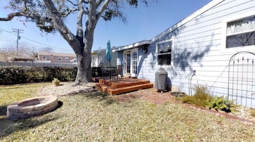 105 Trout St, Galveston, TX 77550-3133