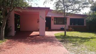 925 26th Ave, Hollywood FL  33020-3301 exterior