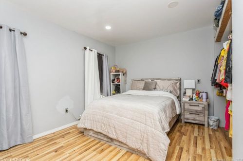 2011 Broadbridge Ave, Stratford CT  06614-4770 exterior