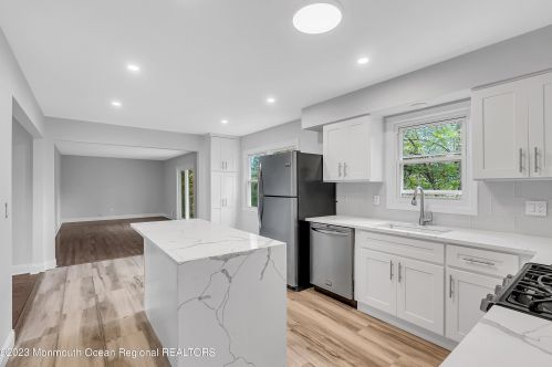 21 Kenneth Dr, Tinton Falls NJ  07712-2824 exterior