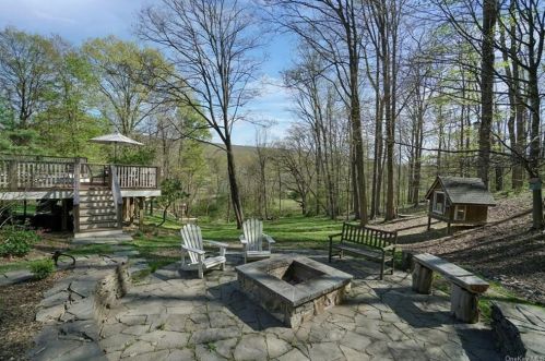 28 Kings Point Ln, Washingtonville NY  10992-2026 exterior