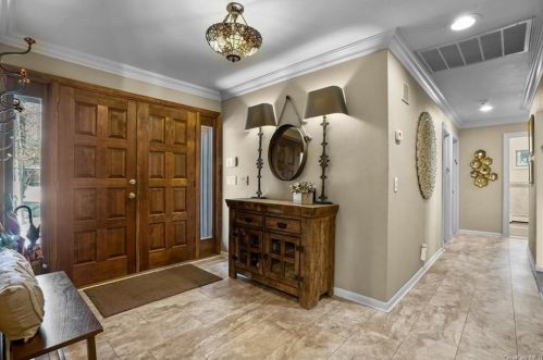 9 Charnwood Dr, Airmont, NY 10901-3503