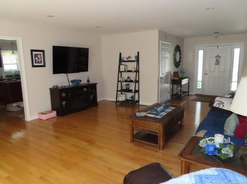 43 Crawford Ln, Groton, CT 06340