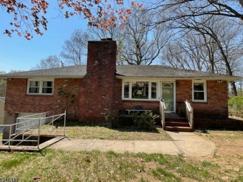 77 Rockaway Dr, Boonton, NJ 07005-9118