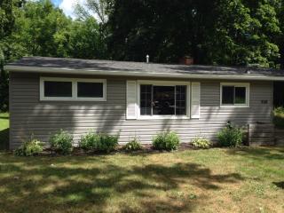 528 Hickory Grv, Deerfield, OH 44411-9757