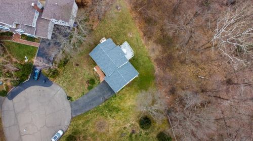 48 Honeysuckle Ln, Milford, CT 06461-1671
