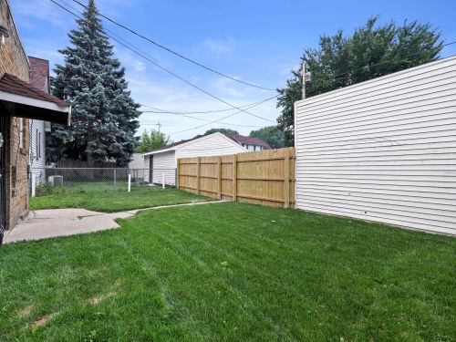 3051 52, Milwaukee WI 53219-4518 exterior