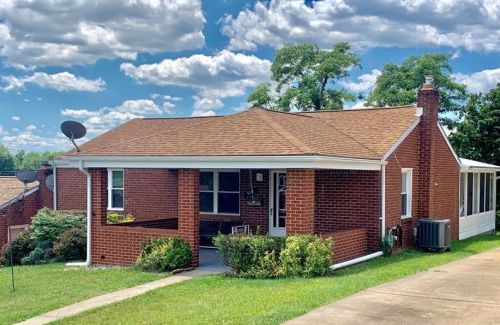 418 Lebanon Manor Dr, Pittsburgh, PA 15122-3223