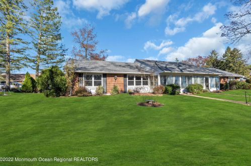 528 Portsmouth Dr, Lakewood, NJ 08701-7832