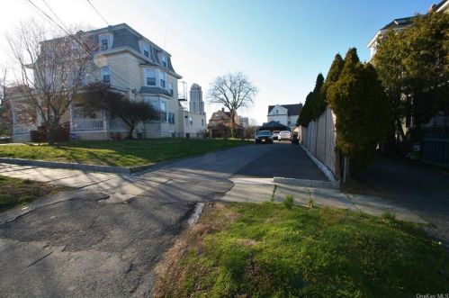 51 Bayview Ave, New Rochelle NY  10805-3905 exterior