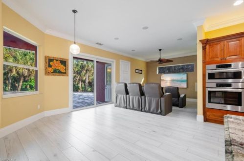 670 1 St, Naples FL 34117-5106 exterior