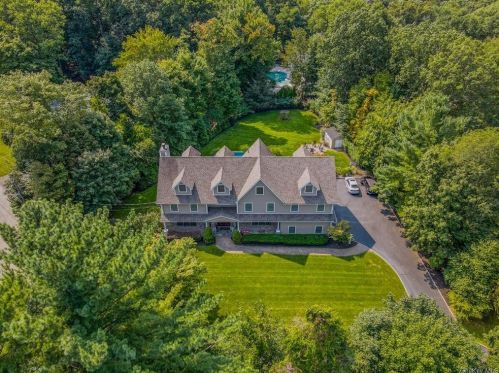 7 Farview Ter, Airmont, NY 10901-7530