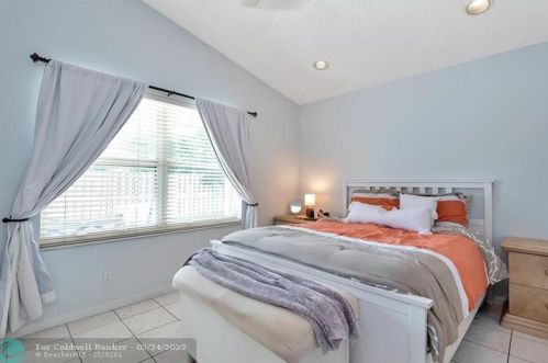 3017 179 Ave, Hollywood FL  33029-3054 exterior