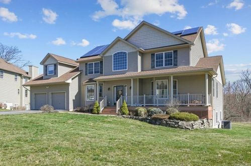 113 Winding Brook Ct, Newburgh, NY 12553-8371