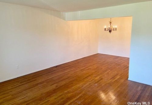 81-18 149th Ave, Jamaica, NY 11414-1123