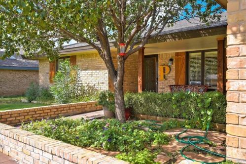 2112 Longhorn Dr, Levelland, TX 79336-7009