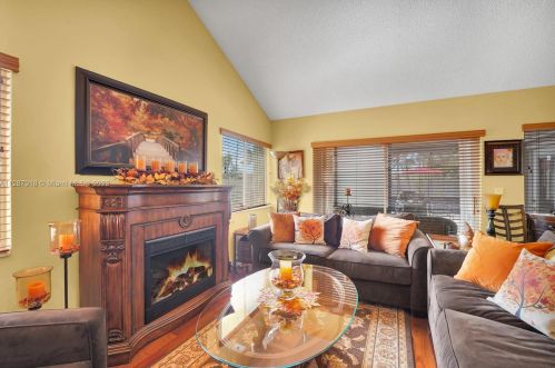 18126 61st Pl, Hialeah FL  33015-5601 exterior