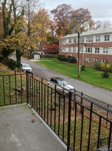 665 Pelham Rd, New Rochelle, NY 10805-1161