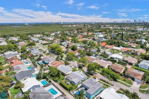 305 4th Ter, Dania Beach FL  33004-4714 exterior