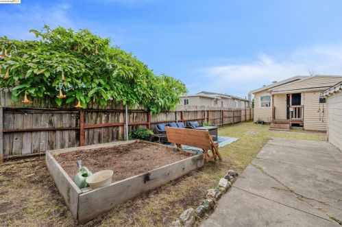 6218 Hilton St, Oakland CA  94605-1446 exterior