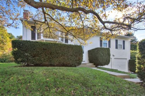 28 Sequin Dr, Groton, CT 06340-5511