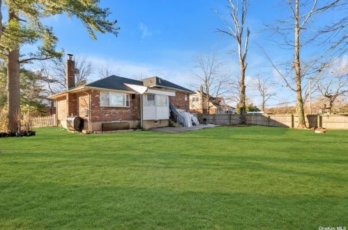 545 Queen St, Westbury NY  11590-1399 exterior