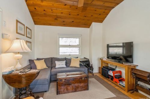 16 Deer Trl, Greenwood Lake NY  10925-4220 exterior