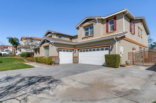 18594 Las Brisas Dr, Riverside, CA 92508-8009