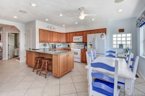 4241 Atlantic Ave, Daytona Beach FL 32127-7004 exterior