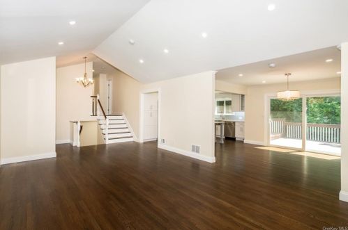 73 Rolling Way, New Rochelle NY  10804-2405 exterior