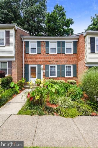 8313 Uxbridge Ct, Springfield, VA 22151-1720