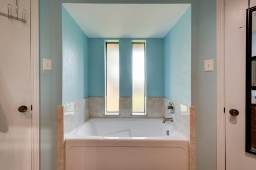 1932 Kensington Dr, Carrollton TX 75007-2440 exterior