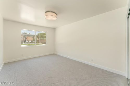 5226 Edgeware Dr, Calabasas CA  91301-2319 exterior