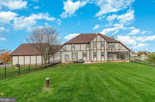 11 Thrush Dr, Carlisle PA  17015-7653 exterior