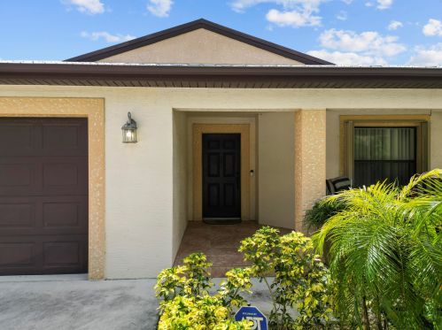 52 Silver Oak Dr, Fort Pierce, FL 34952-8565