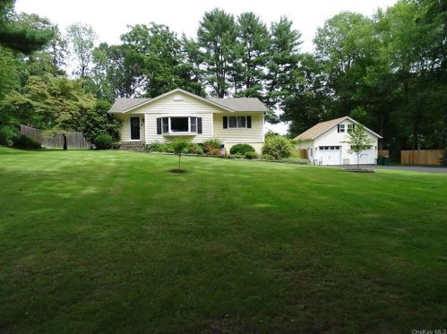 14 Montfort Woods Rd, New Hamburg NY  12590-3510 exterior