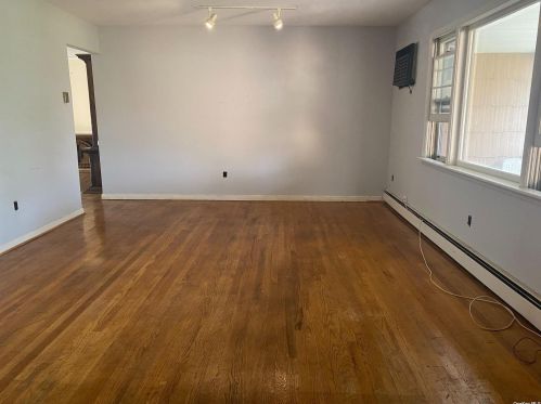 32 Scott Ave, Babylon, NY 11703-5107
