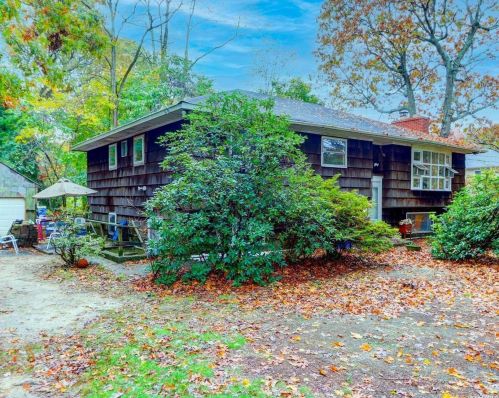6 8th St, Scotts Beach, NY 11789-2645