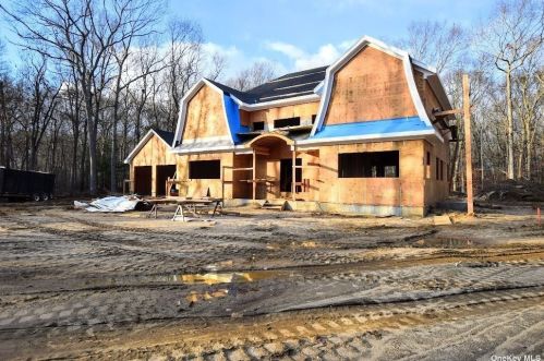 293 Beaver Dam Rd, Brookhaven, NY 11719-9621