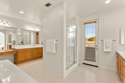 7507 Mona Ln, San Diego CA 92130-5621 exterior