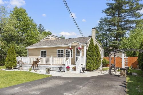 16 Dumaine Ave, Nashua NH  03063-1033 exterior