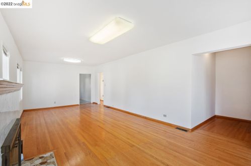 2368 Bartlett St, Oakland CA 94601-3213 exterior