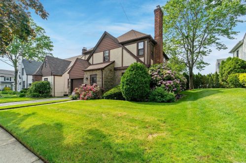 37 Mayfair Ave, Floral Park NY  11001-2546 exterior