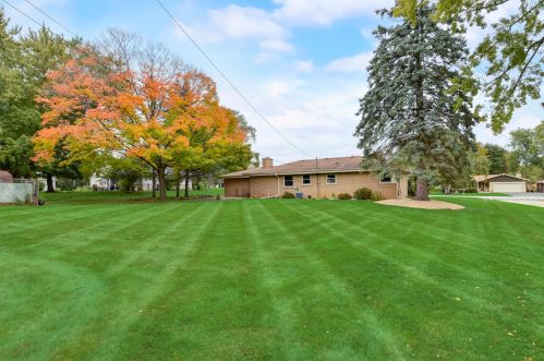 16785 Hearthside Dr, Waukesha, WI 53151-6533