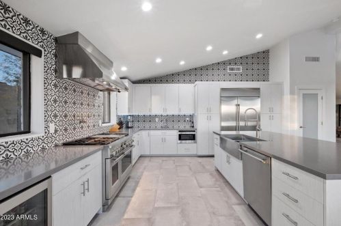 1439 Echo Ln, Phoenix AZ  85020-3831 exterior