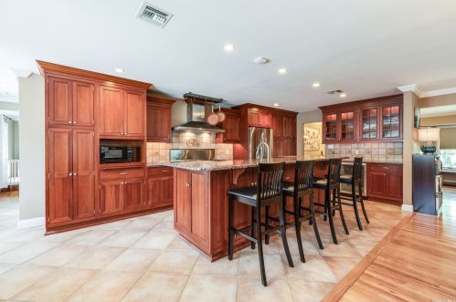 370 Clay Pitts Rd, Elwood, NY 11731-3201